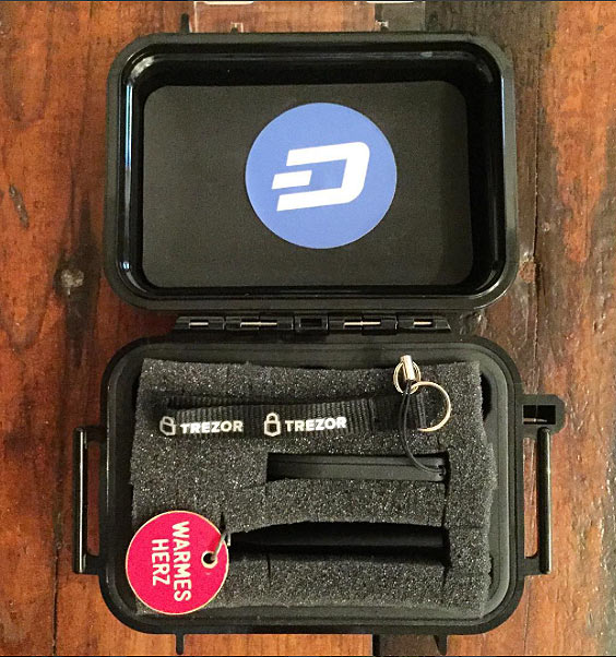../../../_images/trezor-inside.jpg